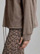 Load image into Gallery viewer, Amazing details from Varley with the Maida Half-Zip